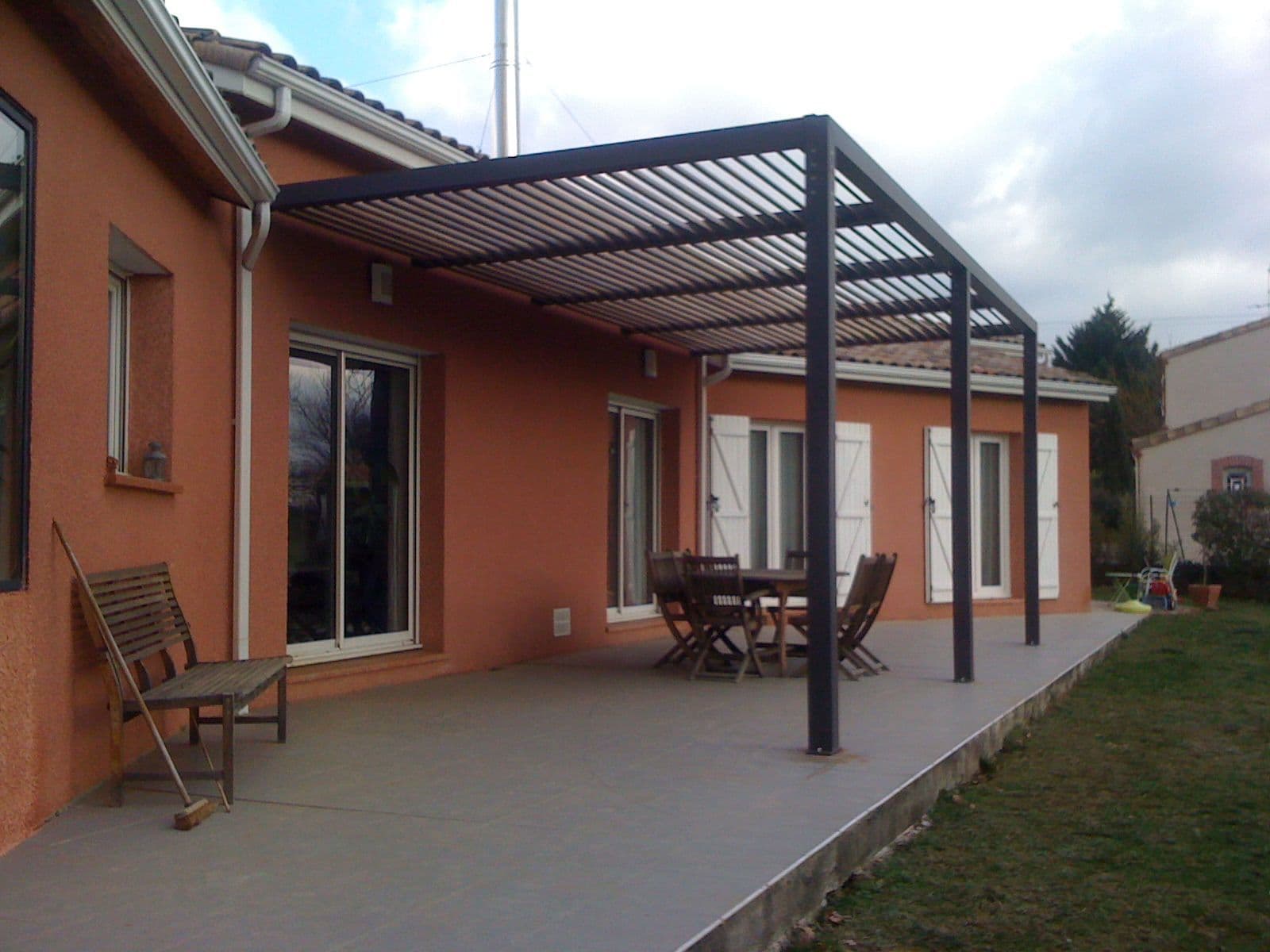 Pergola adossée en aluminium sur terrasse extérieure