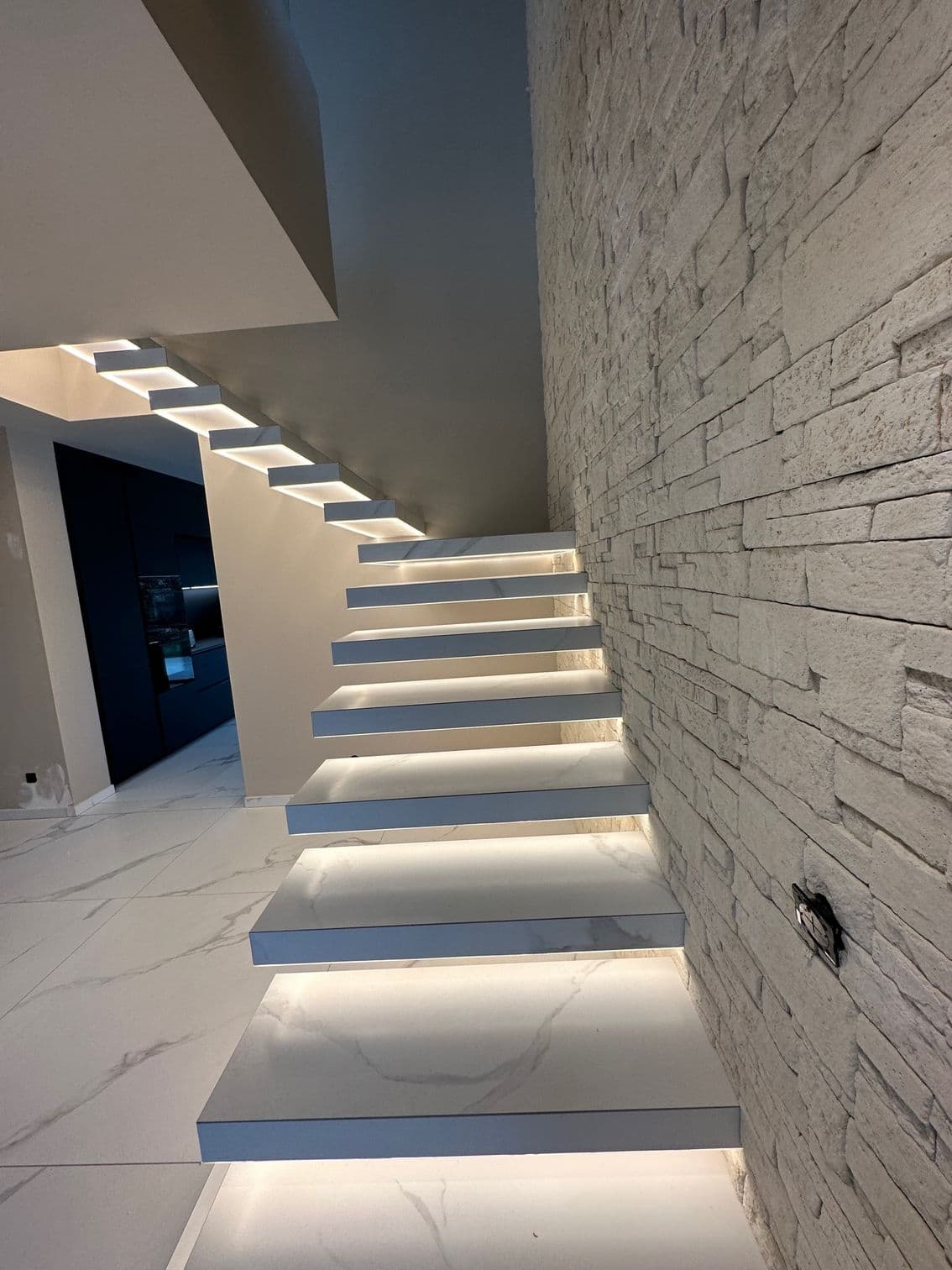 Escalier sur-mesure en acier avec marches décoratives