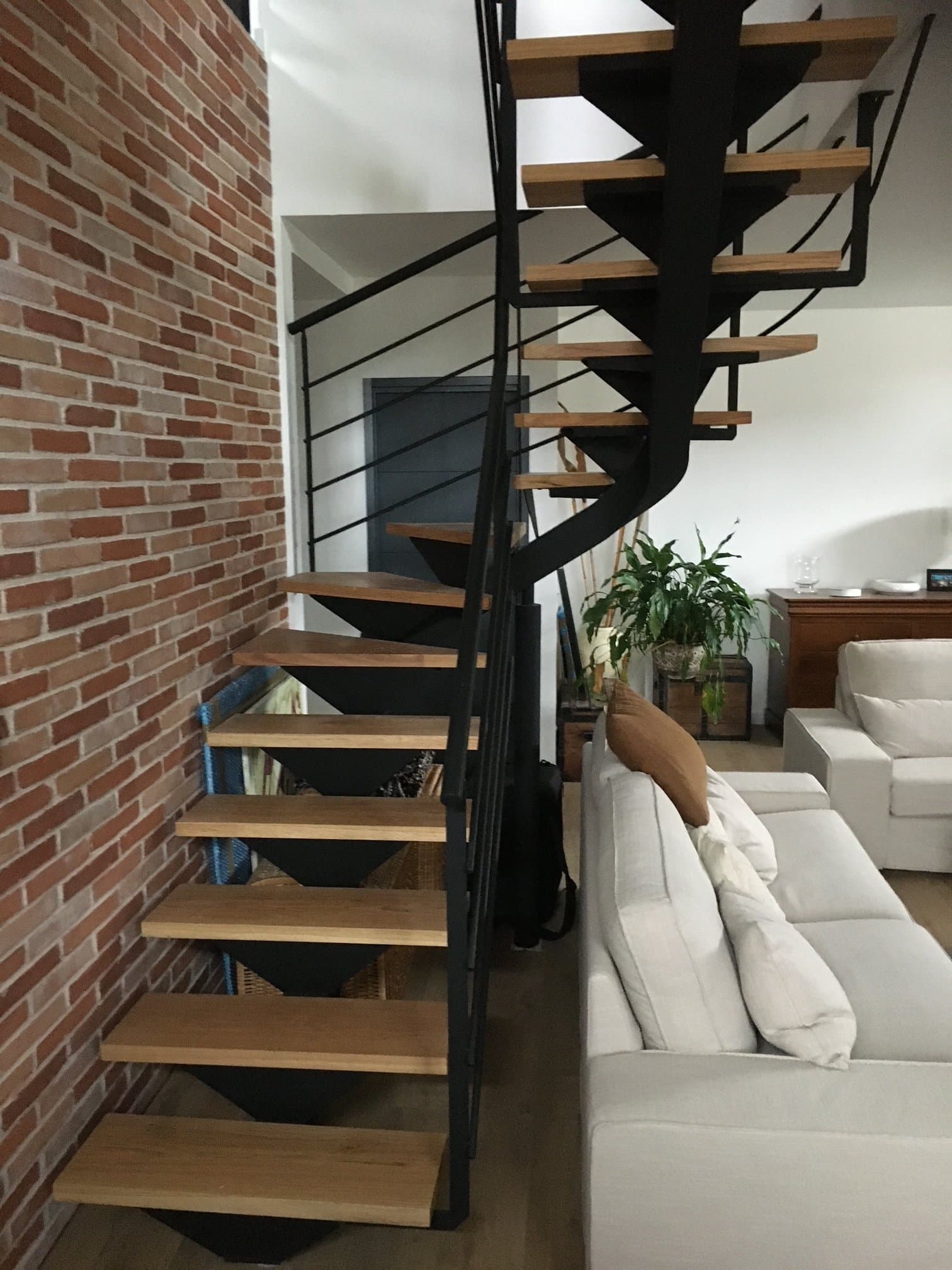 Escalier en acier avec finition soignée et garde-corps