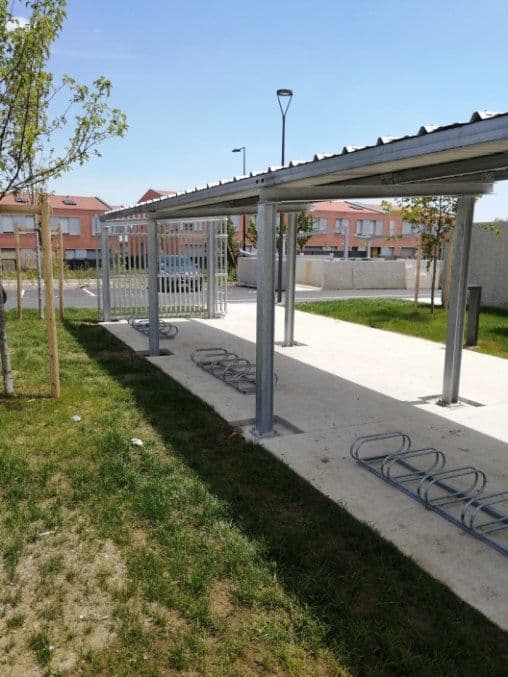 Réalisation diverse : élément décoratif en métal peint