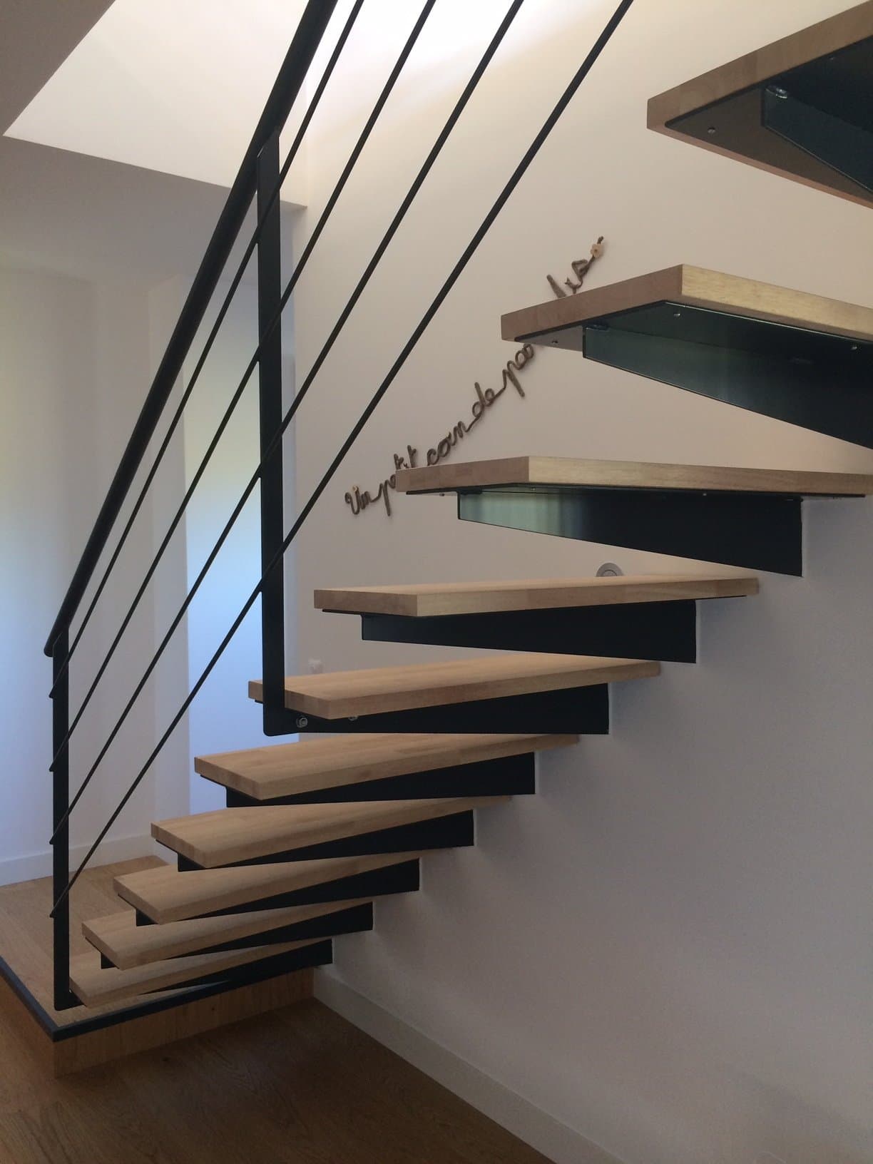 Escalier suspendu avec marches autoportantes