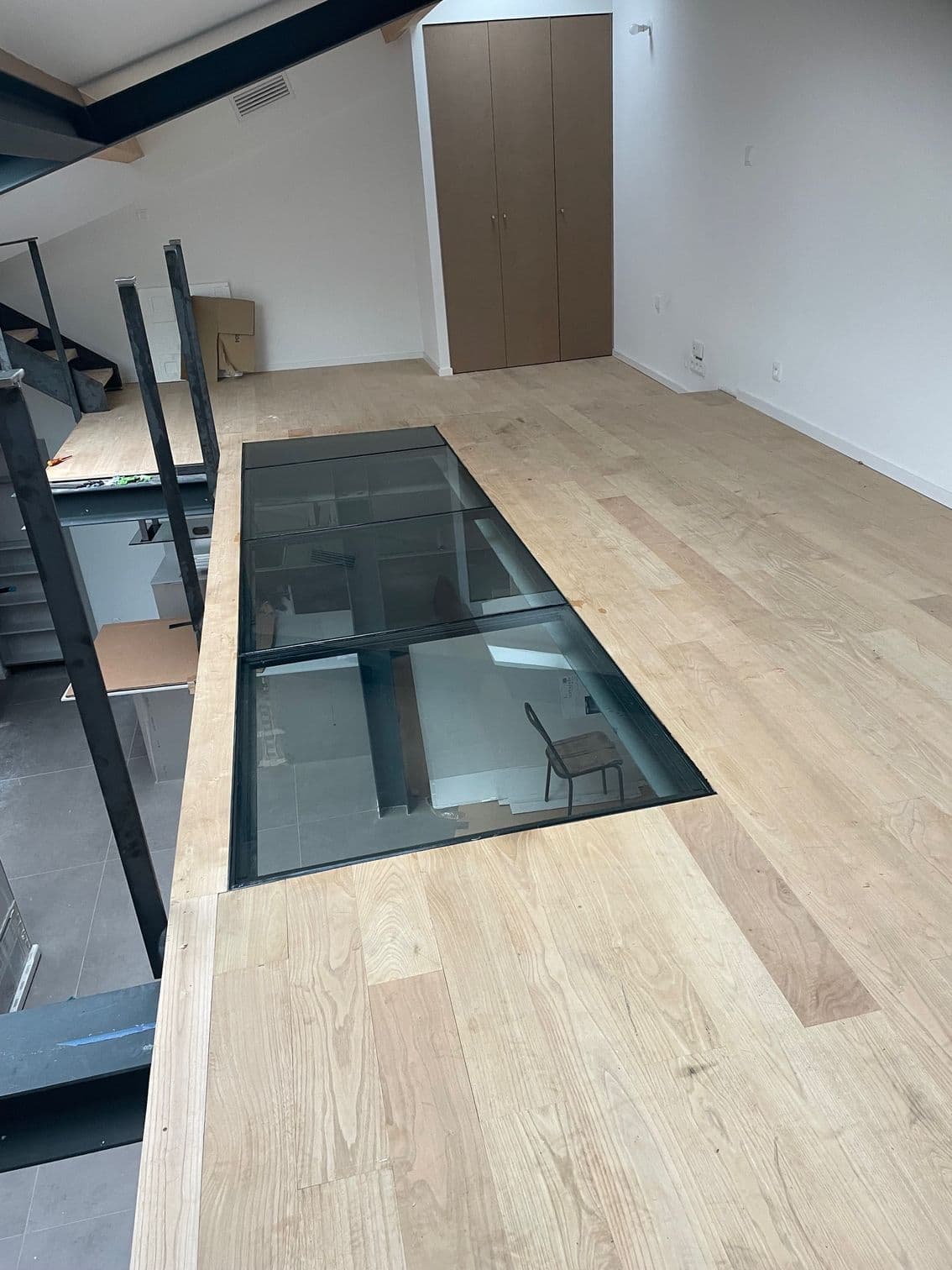 Plancher en verre avec structure métallique porteuse