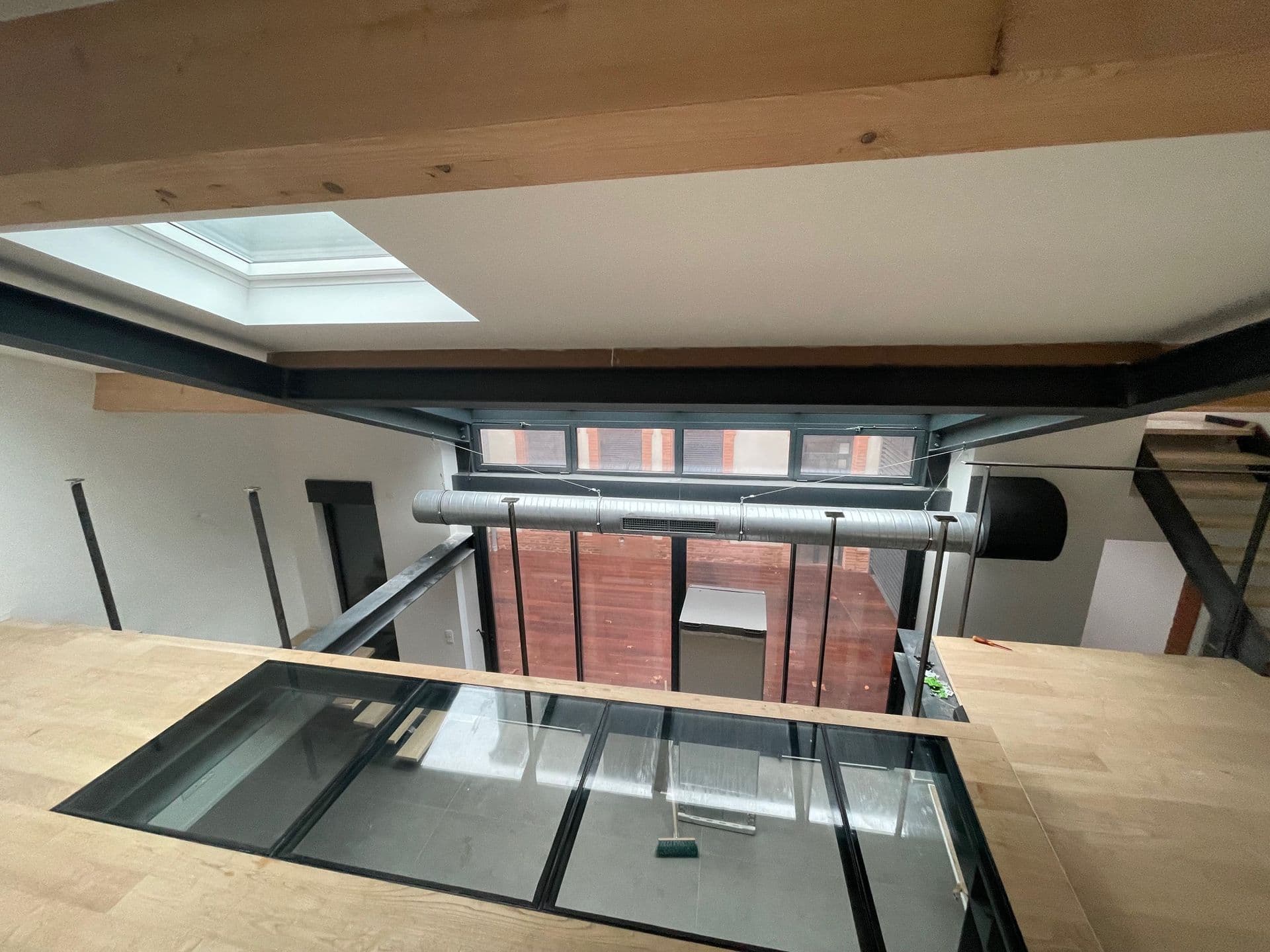 Plancher en verre encastré dans structure métallique