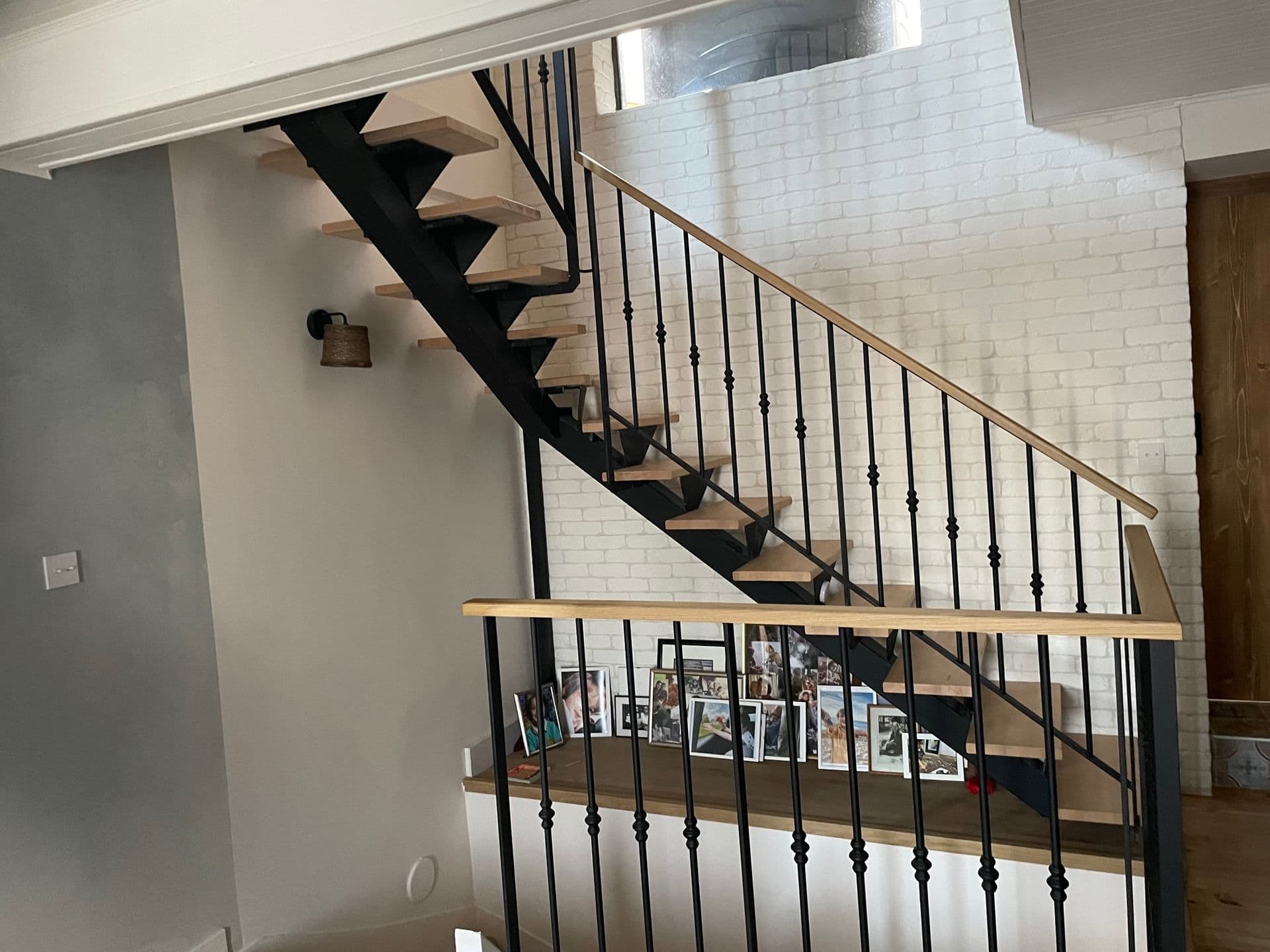 Escalier intérieur avec limon central et marches en chêne