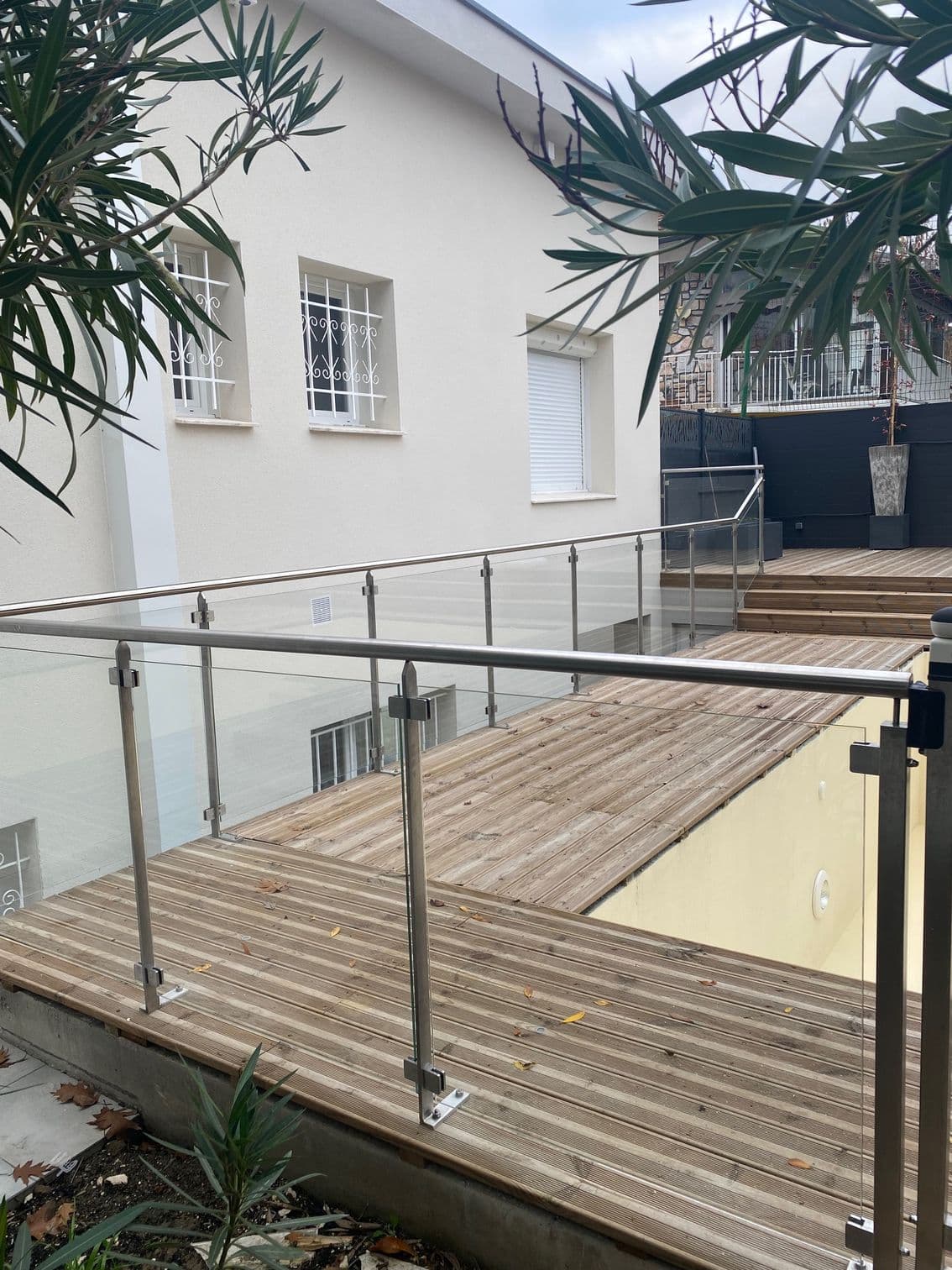 Garde-corps à lisses en inox sur balcon résidentiel