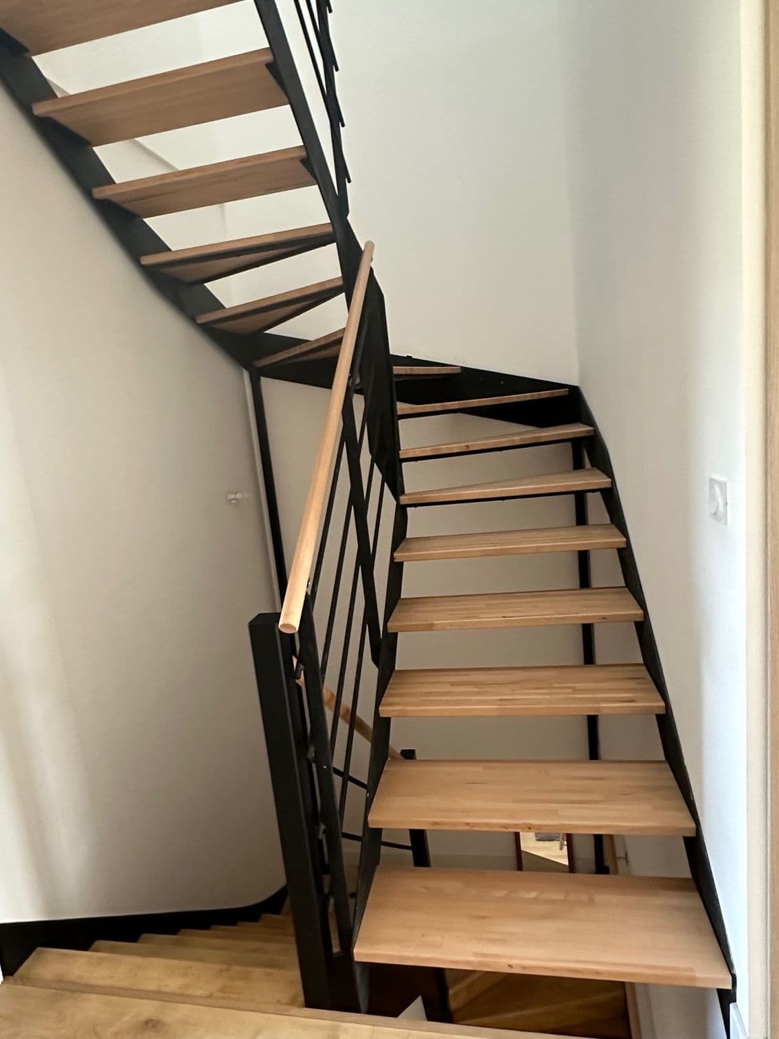 Réalisation Perrie : escalier vue en contre-plongée