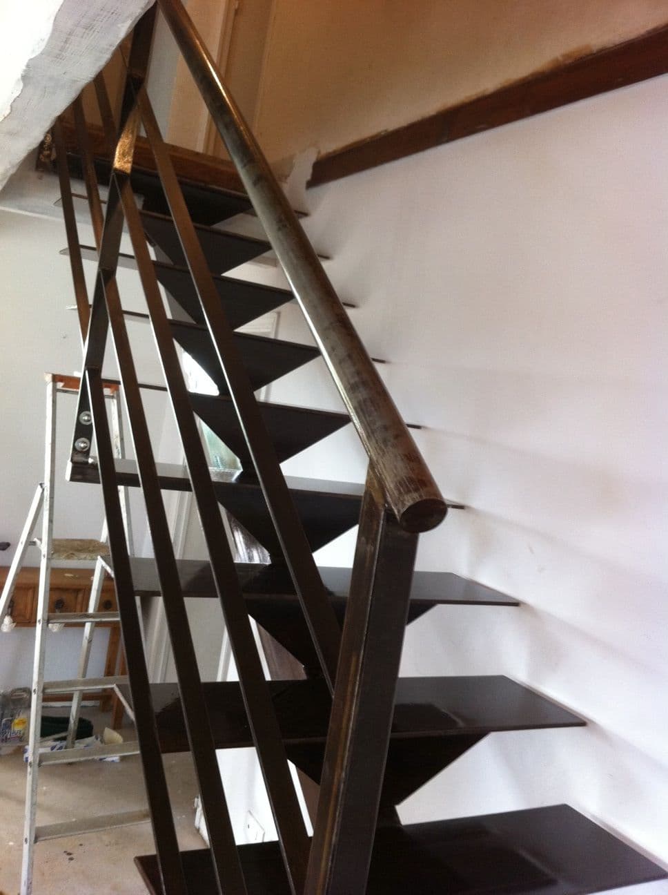 Escalier droit à limon central finition rouille vernis