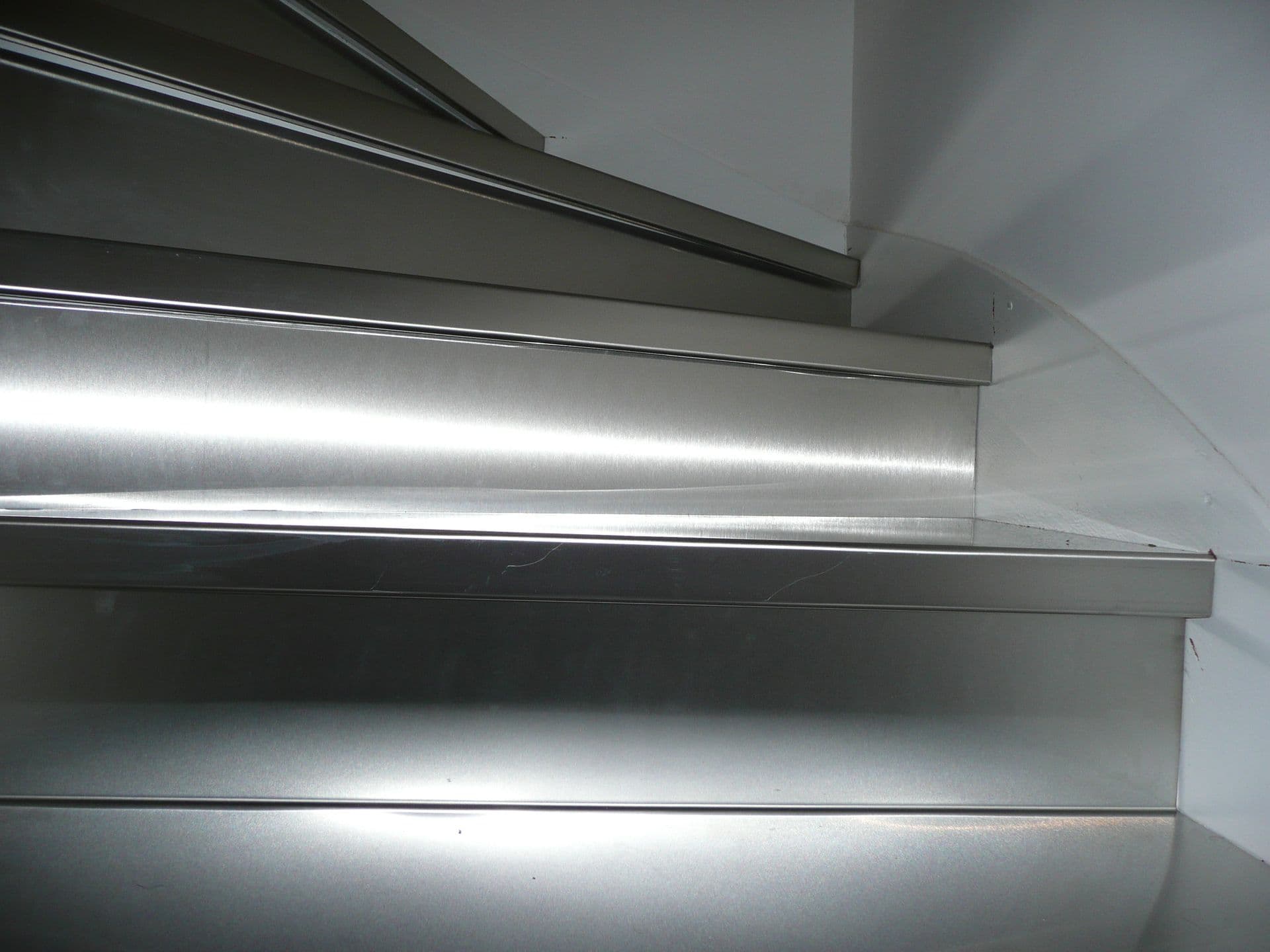 Habillage de marches et contre-marches en inox brossé
