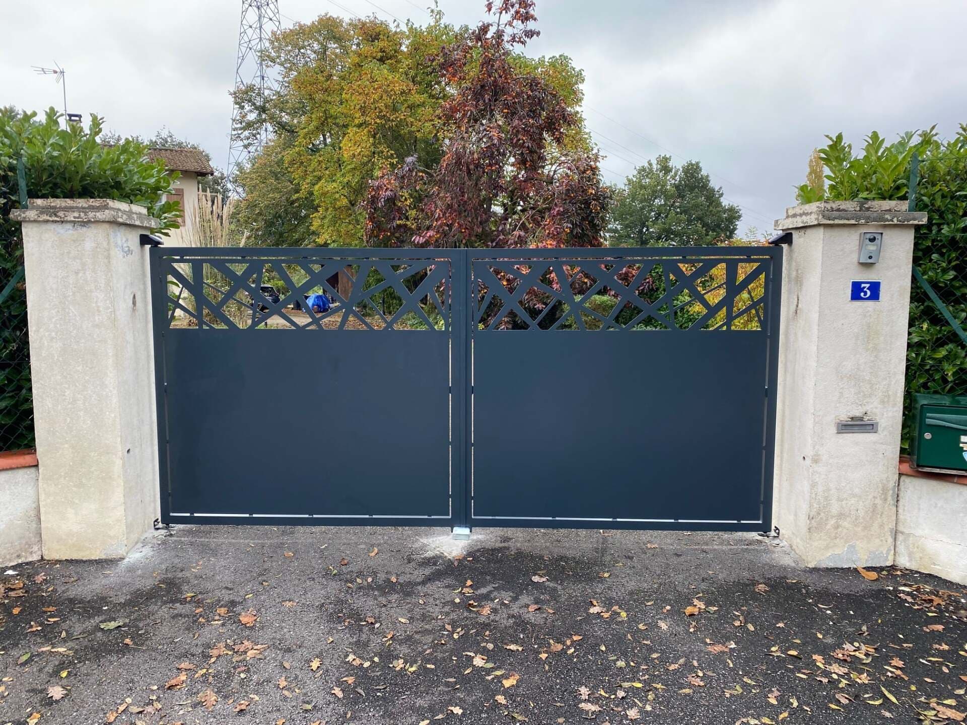 Portail sur-mesure en acier peint